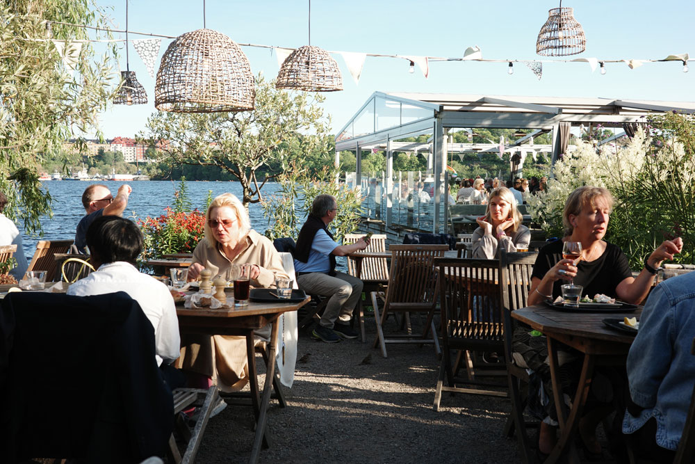 People dining at the Mälarpaviljongen in summer